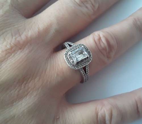 925 Sterling silver halo ring. Size: P