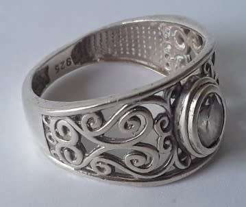 Solid sterling silver filigree ring with clear stone. Size: L (16.3mm)