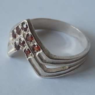 925 Solid silver pointer ring with ruby coloured stones. Size: K1/2 (16.1mm)