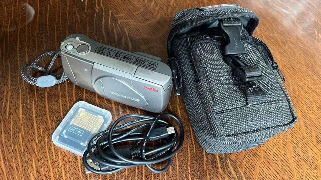 Olympus Camedia C-220 Zoom Camera, with Accessories, details below