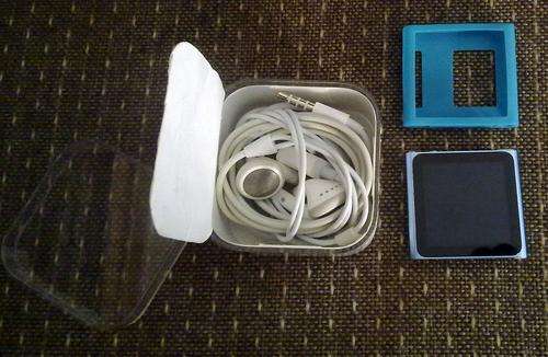 8 GIG IPOD NANO - 6TH GENERATION - BLUE
