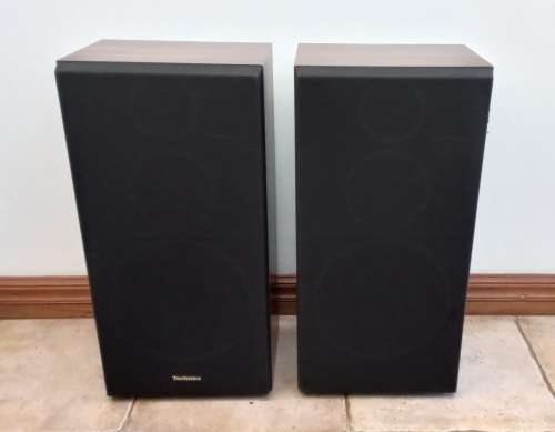 Set of 2 Stereo Sound speakers Technics, model SB-L60.