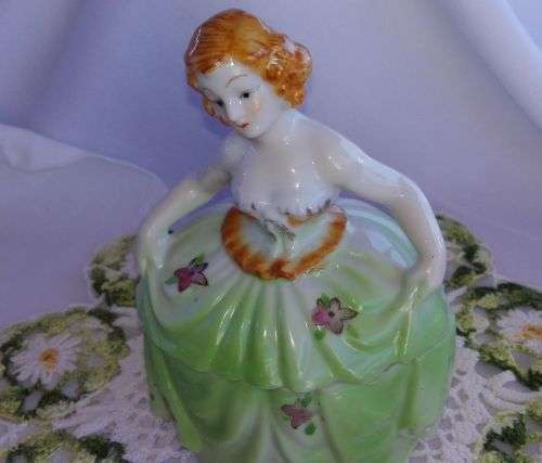 UNMARKED PORCELAIN FIGURINE OPENING IN A JEWELLERY BOX