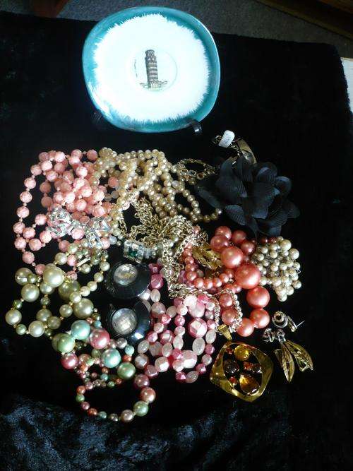 A LOT OF VINTAGE JEWELERY NO 3
