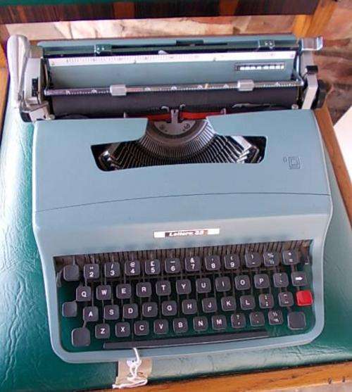 OLIVETTI  IVREA  TYPE WRITER MADE IN ITALY