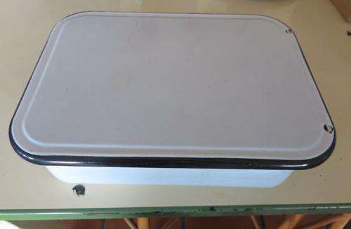 WHITE ENAMEL DISH WITH LID