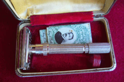 GILETTE  SAFETY RAZOR IN ORIGINAL BOX