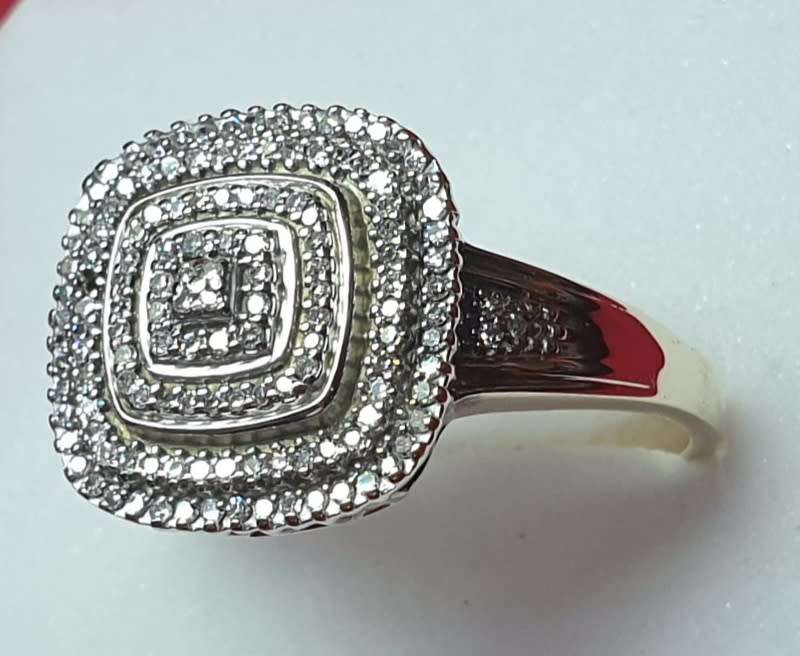 9ct Yellow Gold Diamond Ring