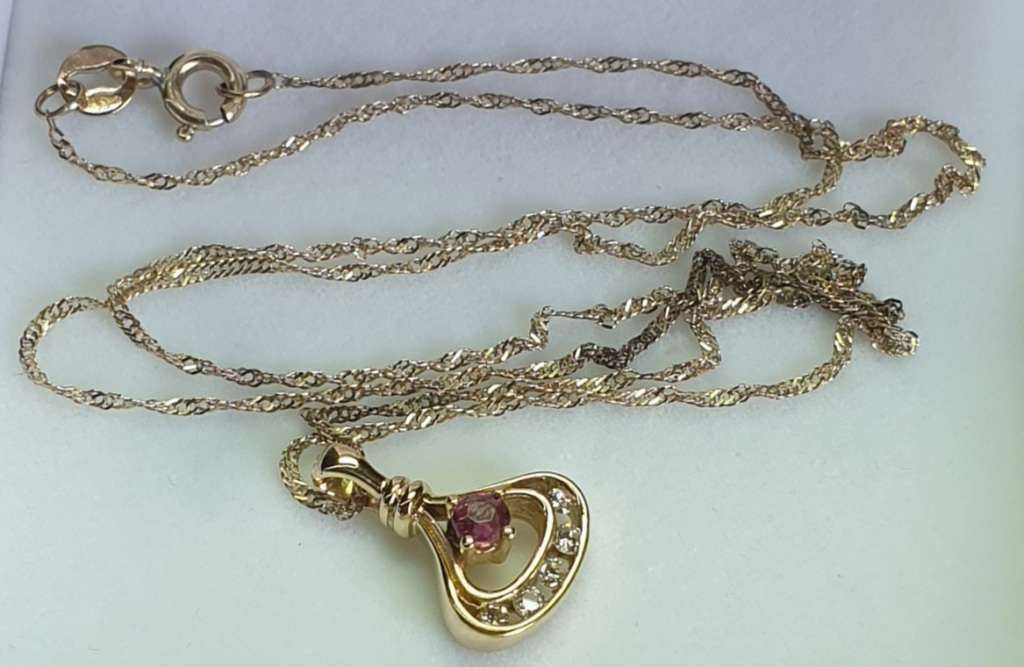 9ct Yellow Gold Chain with Diamond Pendant