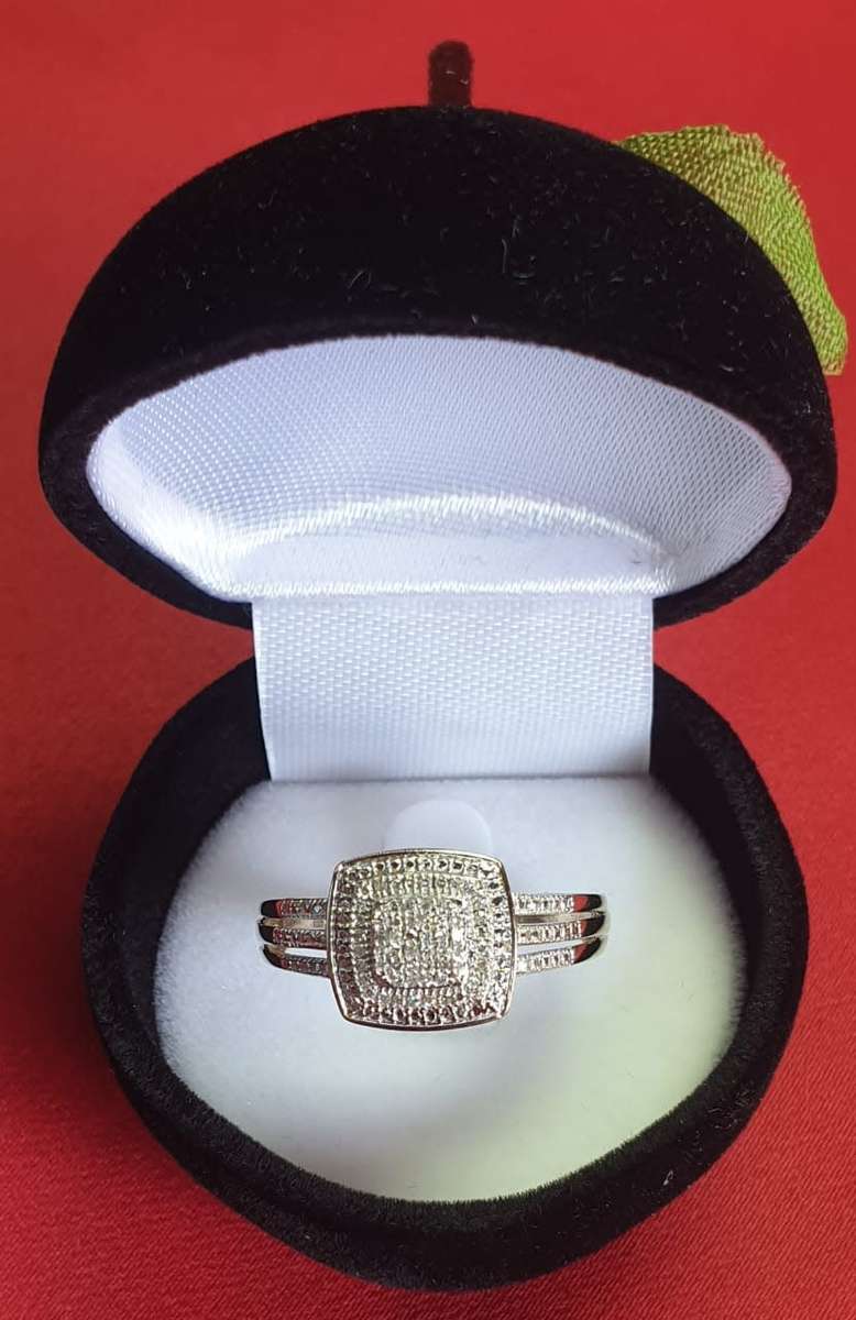 9ct Yellow Gold Diamond Ring