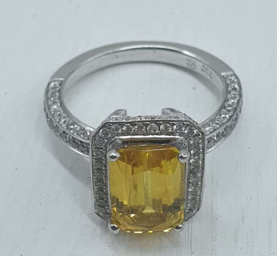 18 CT WHITE GOLD DIAMOND RING