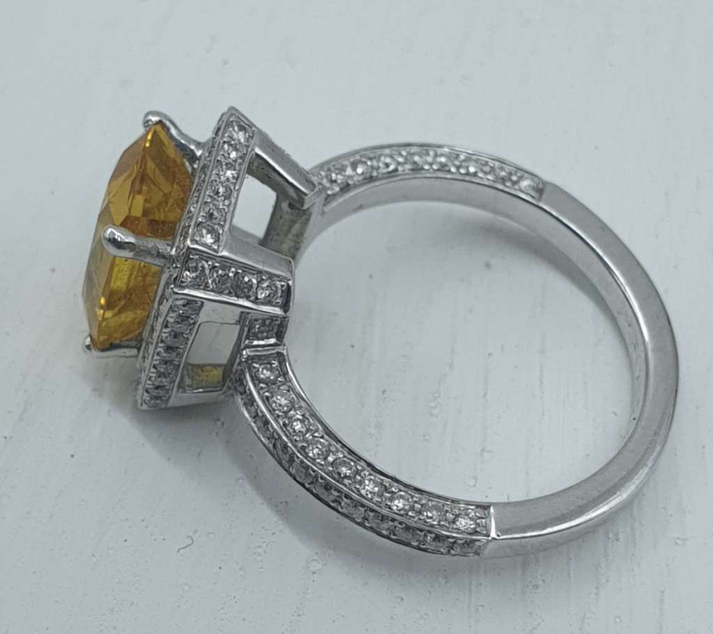 18 CT WHITE GOLD DIAMOND RING