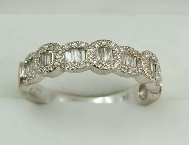18 CT WHITE GOLD DIAMOND RING