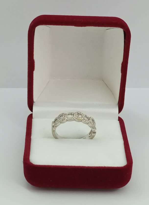 18 CT WHITE GOLD DIAMOND RING