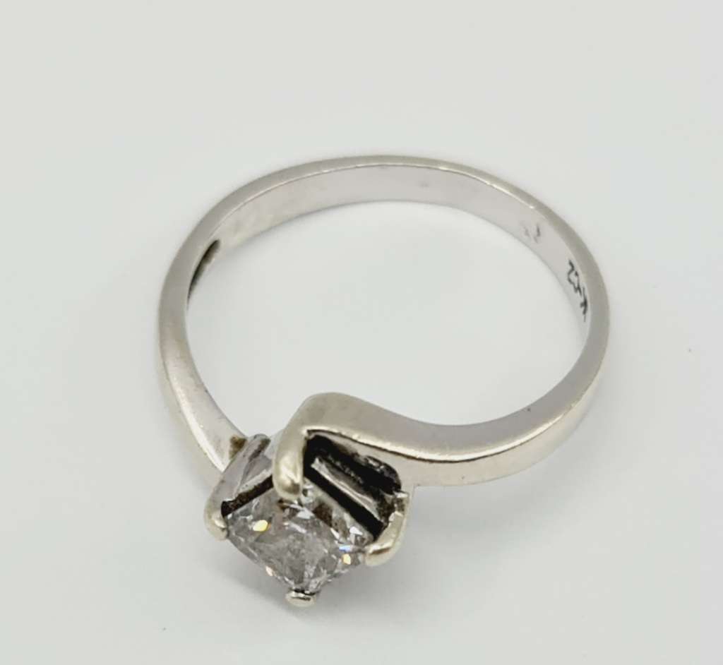 9ct WHITE GOLD RING