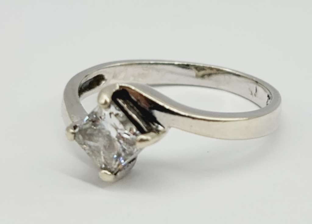 9ct WHITE GOLD RING