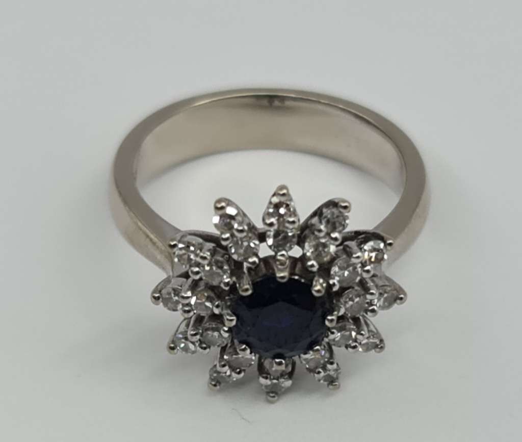 18 ct WHITE GOLD DIAMOND RING