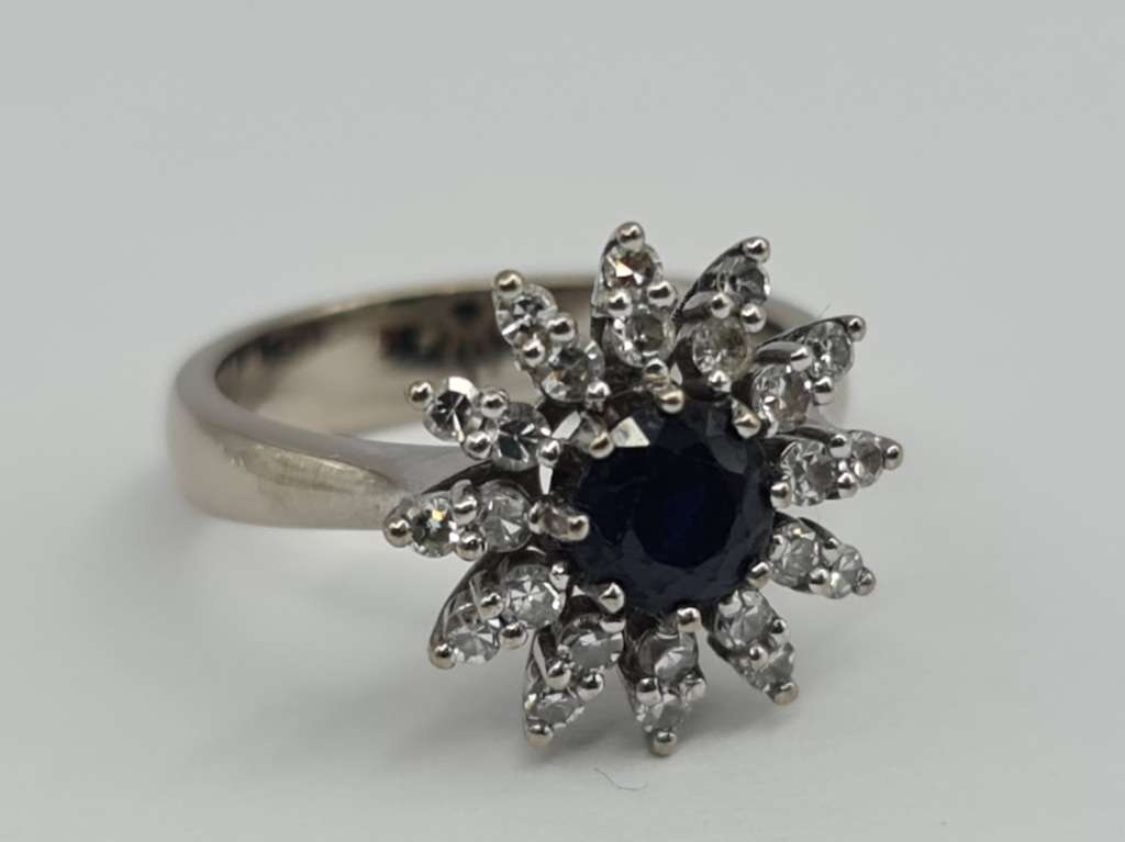 18 ct WHITE GOLD DIAMOND RING