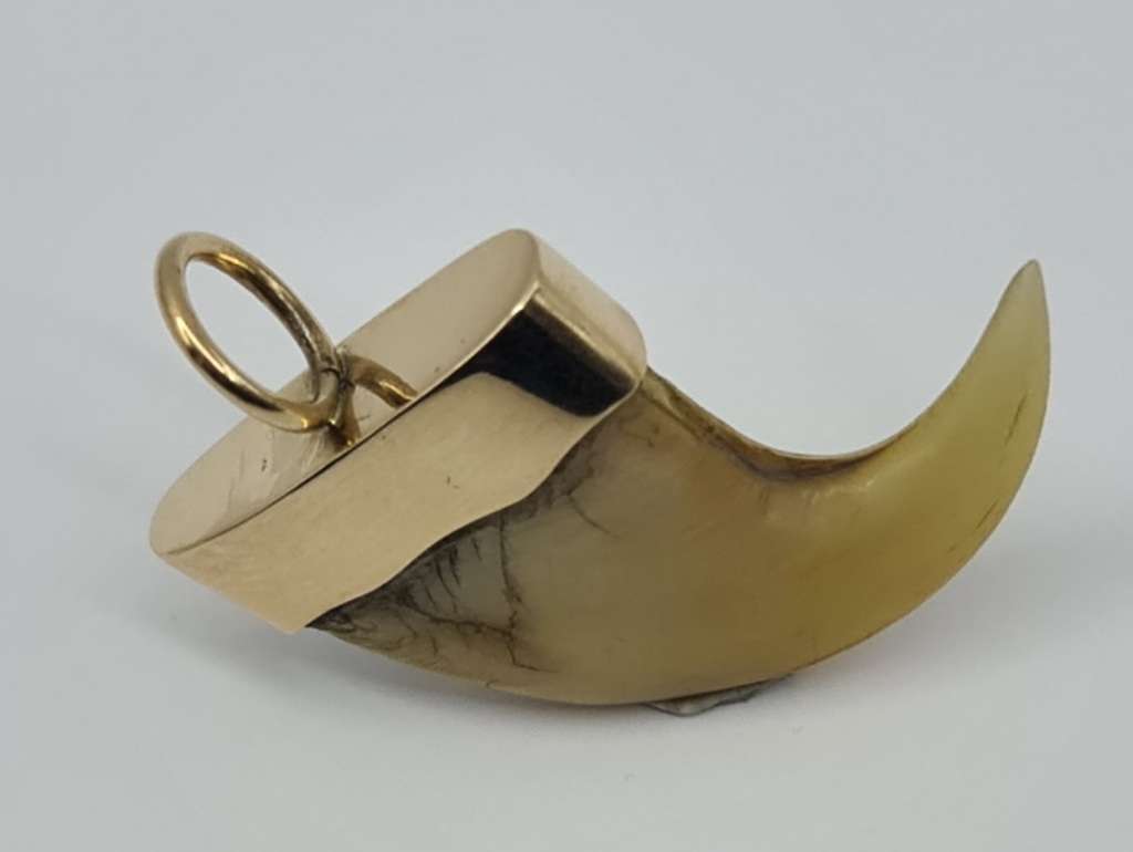 9ct LION`S CLAW PENDANT