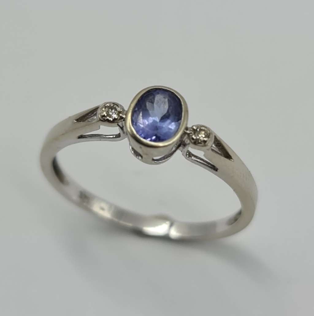 9ct WHITE GOLD RING