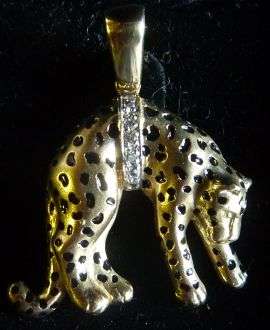 STUNNING SOLID 9 CARAT YELLOW GOLD DIAMOND PENDANT.