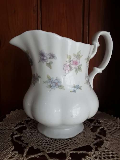 *ROYAL ALBERT* beautiful *Cherish creamer ~ excellent condition!!