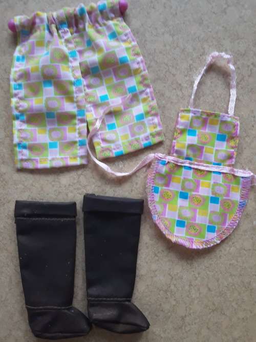 BARBIE!! *Gorgeous vintage Barbie* 1998 Mattel ~ with accessories!! 1 Bid!!