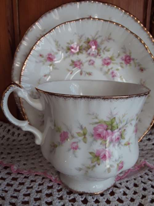 GORGEOUS!! Paragon *VICTORIANA ROSE* Tea Trio in excellent condition!!
