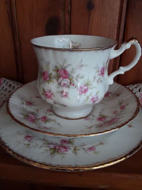 GORGEOUS!! Paragon *VICTORIANA ROSE* Tea Trio in excellent condition!!