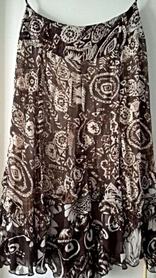Stunning Skirt with interesting hemline size 32