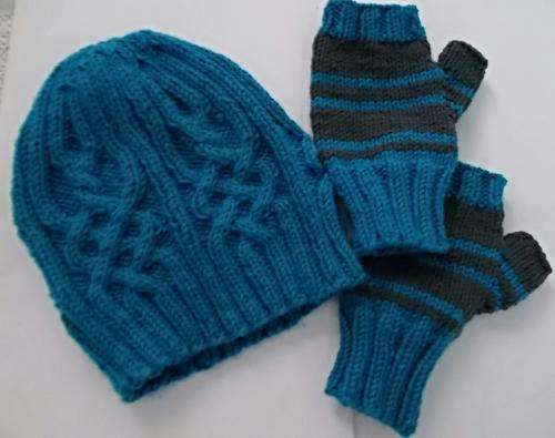 100% Merino Wool Cabled Beanie with Fingerless Gloves -  size Small