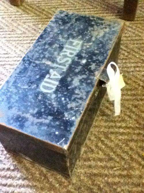 VINTAGE FIRST AID BOXX - Divisions inside - Ideal for that Country Kitchen for all kids AINAS!!