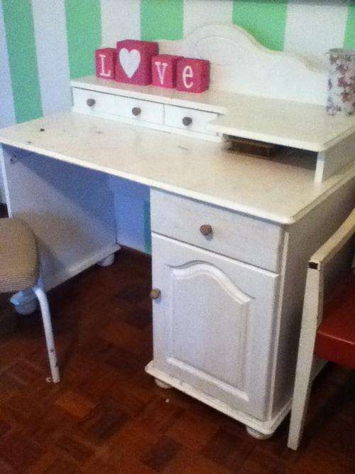 Vintage Ladies Desk - Plenty storage space!!