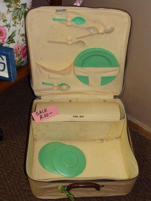 VINTAGE PICNIC CASE COMPLETE WITH COOLER