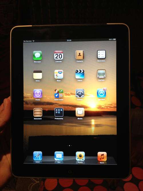 apple Ipad 1 64gig wifi plus 3g plus original apple cover 1 month old plus suction mount