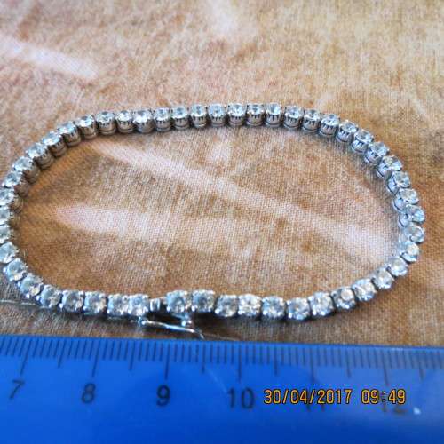attractive sterling silver tennis bracelet with safety clip, 9.5 grams, as per photo