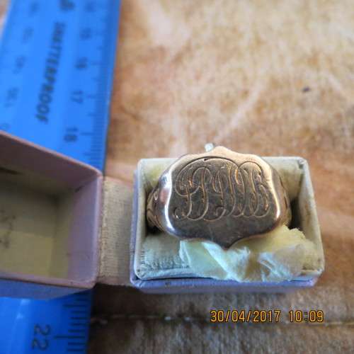 attractive men's 9ct Signet ring, 7.8grams, band cut,  as per photo