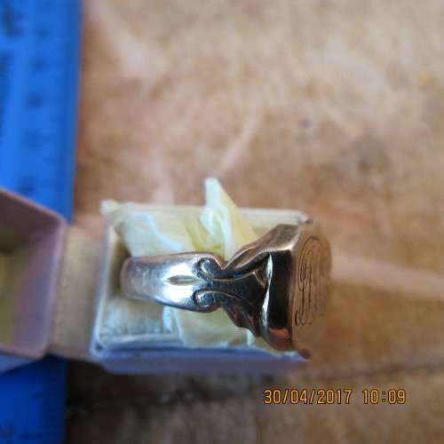 attractive men's 9ct Signet ring, 7.8grams, band cut,  as per photo