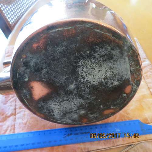 Antique copper kettle, base 17.5cm diameter, 15cm deep, 30cm to top of handle, as per photo