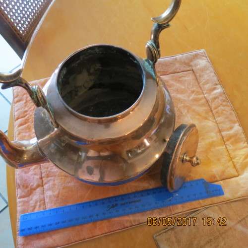 Antique copper kettle, base 17.5cm diameter, 15cm deep, 30cm to top of handle, as per photo