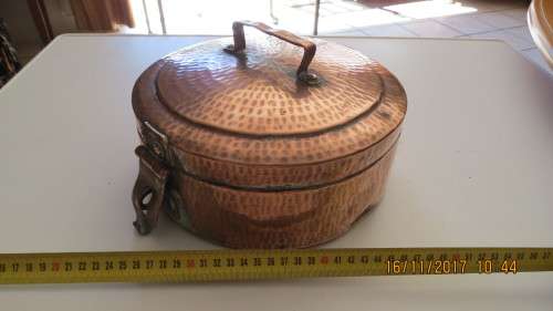 beaten copper pot with lid and latch, 25cm diameter, as per photo