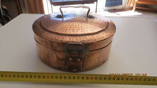 beaten copper pot with lid and latch, 25cm diameter, as per photo