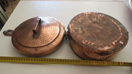 beaten copper pot with lid and latch, 25cm diameter, as per photo