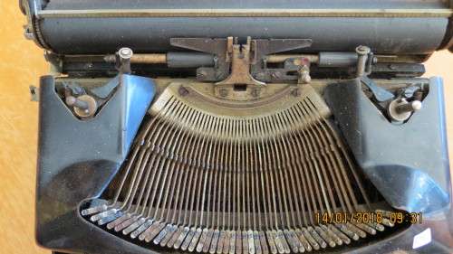 Erira small typewriter, needs attention, as per photo