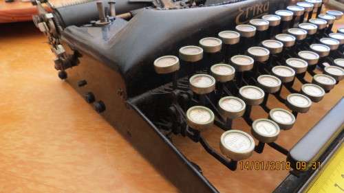 Erira small typewriter, needs attention, as per photo
