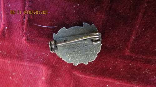 Bowling badge with red 8 in centre, made by Metal Art Pretoria, as per photo