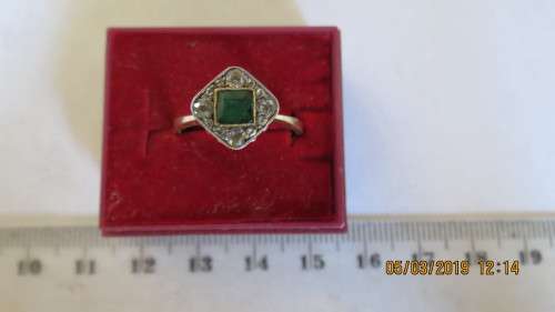 9ct gold, 2,6 gram ring with platinum top, emerald surrounded by diamonds,.......as per photo