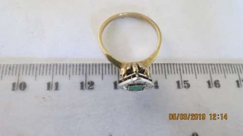 9ct gold, 2,6 gram ring with platinum top, emerald surrounded by diamonds,.......as per photo