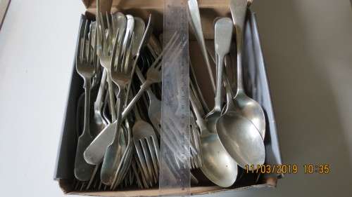 box of 30 spoons, some big,  one teaspoon and 20 folks, as per photo