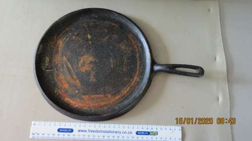 costar iron one handled pan, as per photo